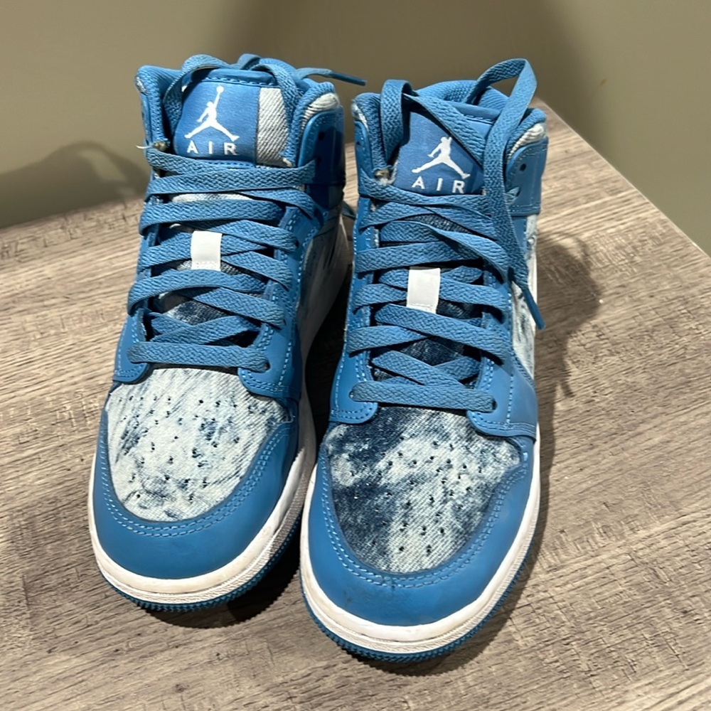Boys Nike jordans.